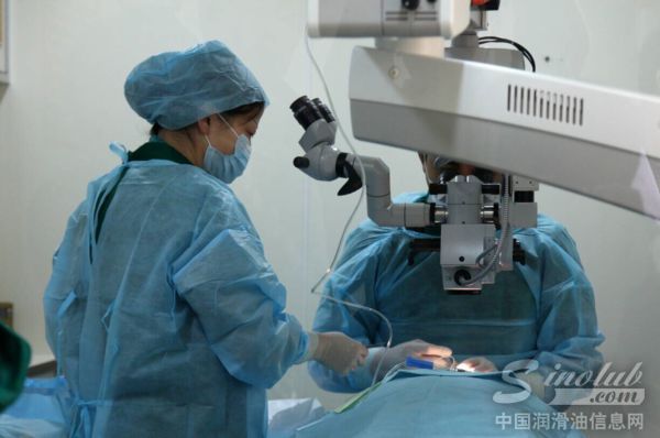 图片四：现场“复明7 号”车内白内障手术实施中