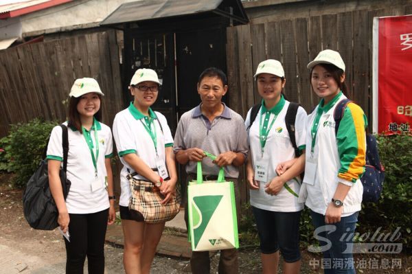 叶氏化工企业义工队去当地白内障患者家中探访并问候术后情况