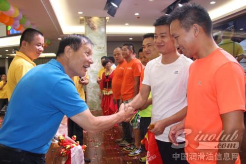 华誉科技董事长给员工代表颁发荣誉证书