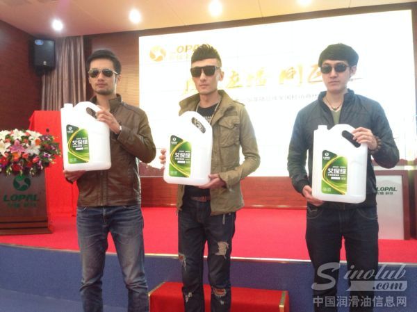 龙蟠车用尿素溶液产品展示