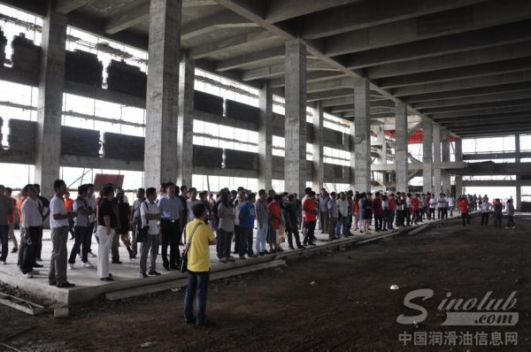 客户参观建设中的龙蟠南京溧水工厂