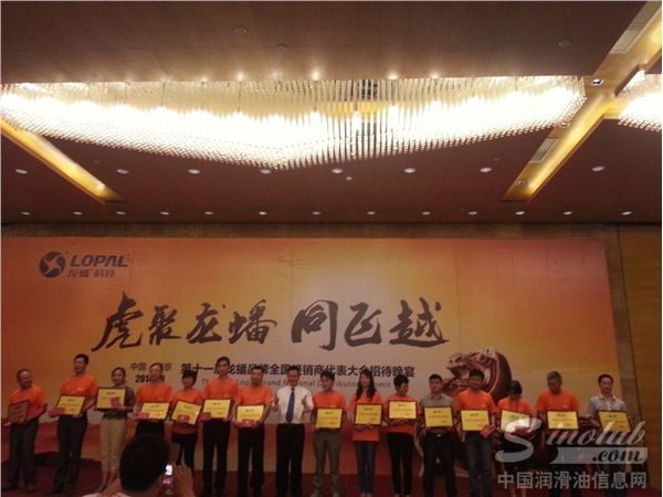 石俊峰董事长与获得金牌总经销商奖项的客户合影