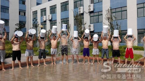 康普顿 “冰桶挑战”接力