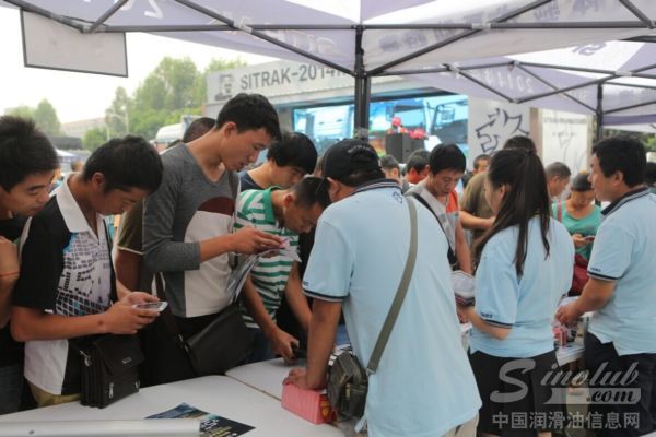 中国重汽成都路演人气爆棚 物流园内上演魅力汕德卡