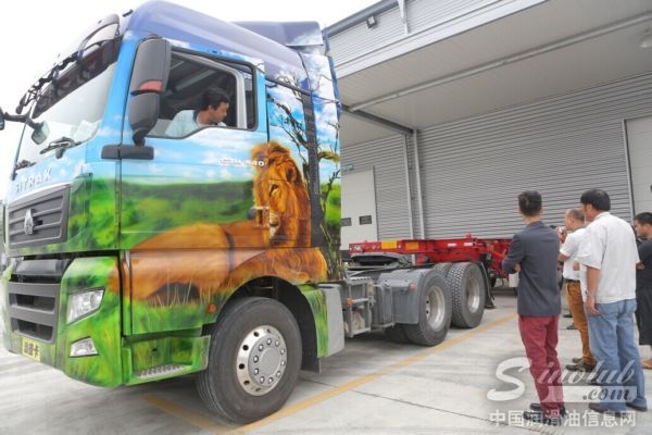 中国重汽成都路演人气爆棚 物流园内上演魅力汕德卡