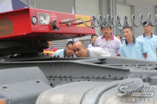 中国重汽成都路演人气爆棚 物流园内上演魅力汕德卡