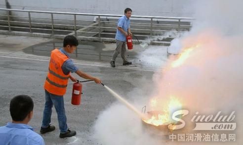 路路达润滑油举行消防演练