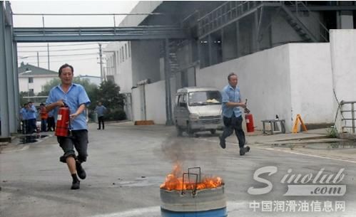 路路达润滑油举行消防演练