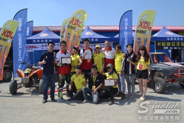 太仓新动力车队和新蜂女子车队合影