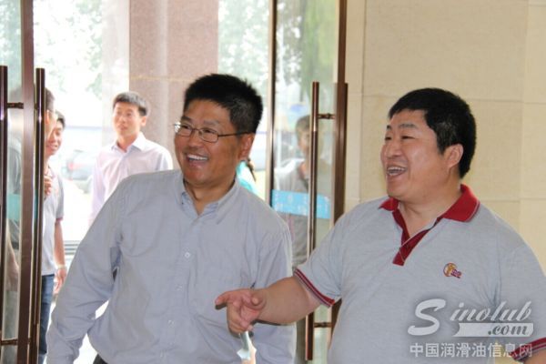 泽华凯泰科技公司任总与姚董在会场外交谈