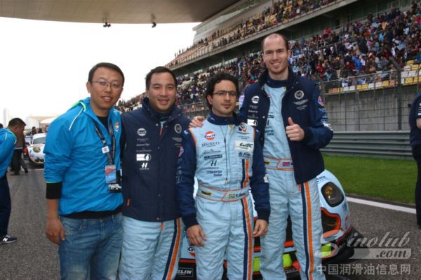 海湾(中国)总经理刘亚光先生与比赛选手合影