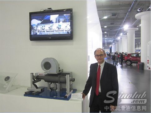 道达尔集团汽车油品开发经理Marc MONTAGNAT参观科技节展厅