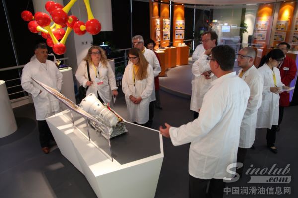 壳牌上海研发中心的专家向媒体记者仔细介绍其最先进的润滑科技