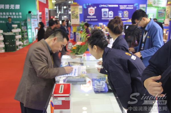引航盛装参展上海2014全国汽车配件交易会 
