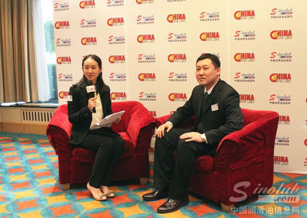 营销公司总经理孙毅(右一)接受中国润滑油信息网的采访
