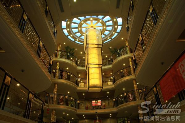 金碧辉煌的邮轮内景