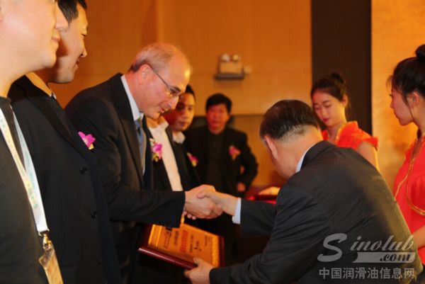 中国润滑油行业年度总评榜导师、行业权威专家张晨辉先生向埃尼润滑油贸易(上海)有限公司总经理Mr.Franco De Beni颁奖