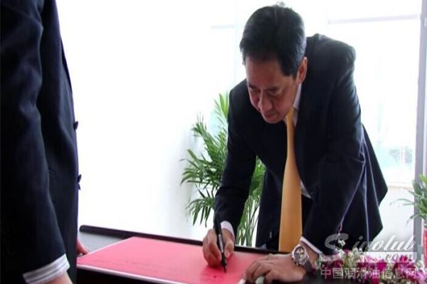 泰国国家石油公司副总裁Mr.Songkrit Boonyabaramee亲手写下祝福语