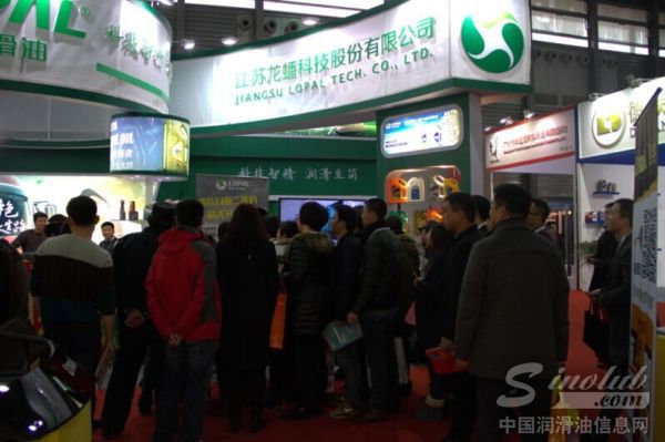 龙蟠展位前络绎不断的观众人群