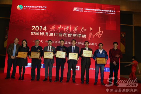　　中国汽车维修行业协会汽车维修配件工作委员会秘书长魏同伟先生(左一)为壳牌劲霸获奖代表(左二)颁奖并合影