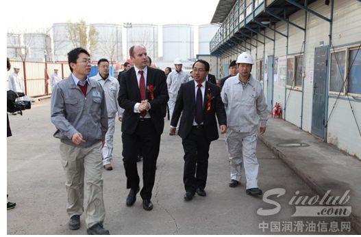 戴伟明先生(西装左)与刘中民先生(西装右)