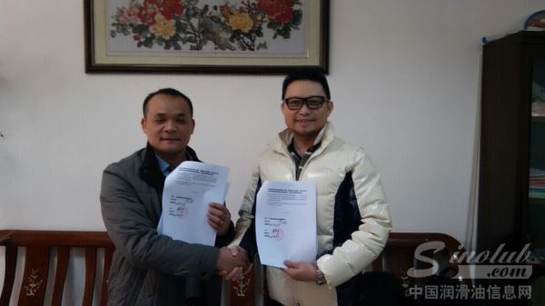 财富石化销售总监李国杰先生与韶关经销商签约