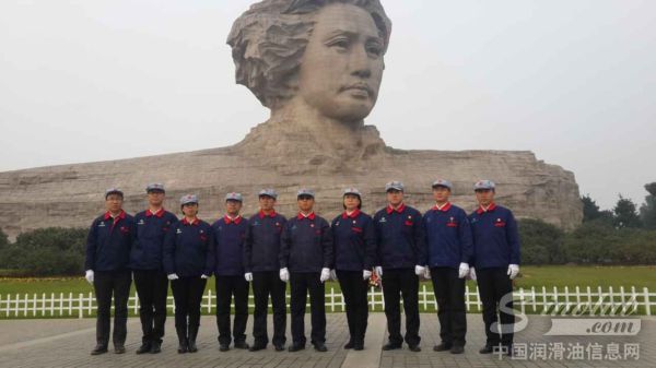 到中流击水,浪遏飞舟