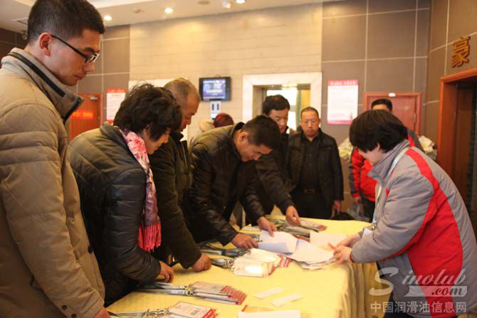 图1:宜昌接待中心会务组热情接待陆续抵达的代表和嘉宾