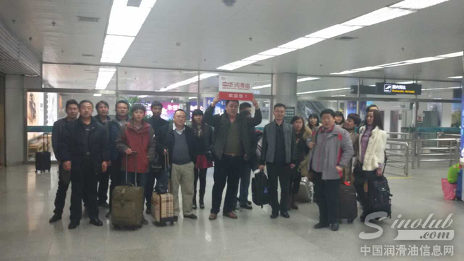 图2:来自各地的会议代表们,在宜昌机场与姚总不期而遇