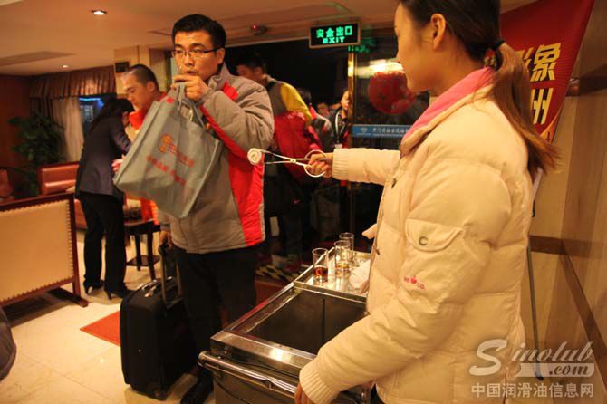 图6:登船中,会务组安排船务工作人员给每位代表贴心分发姜茶与热毛巾