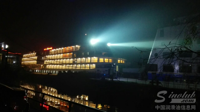 图5:夜色中,华灯齐亮的中华.世纪钻石号