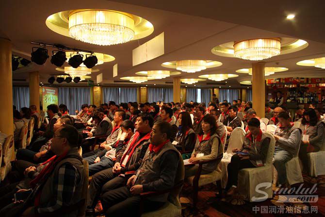 图6:会议现场代表们认真听中华商会报告