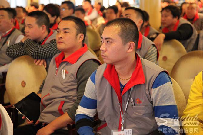 图8:会场上经销商代表认真聆听2015年中华发展目标策略