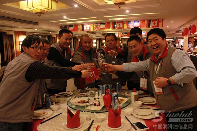 图6：姚总带领着中华人前进，为中华干杯