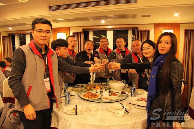 图5：晚宴上代表们纷纷举杯，为中华而喝彩