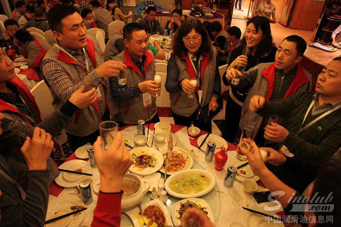 图7：徐总与经销商伙伴共同举杯