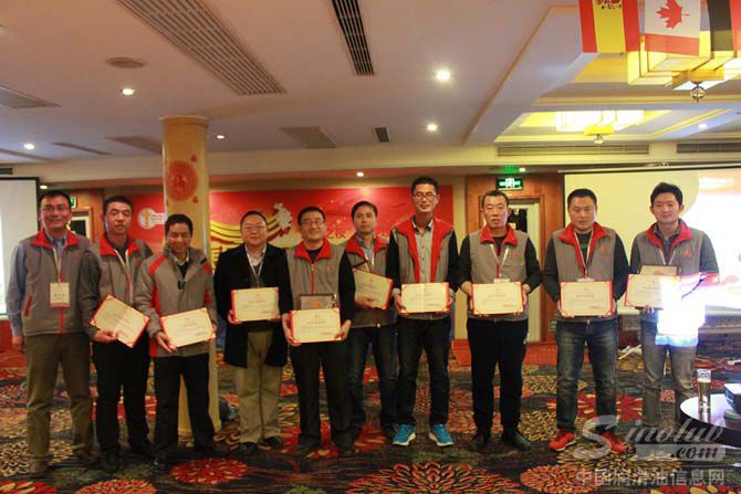 图10：中华石化总经理张大农为华表奖颁奖