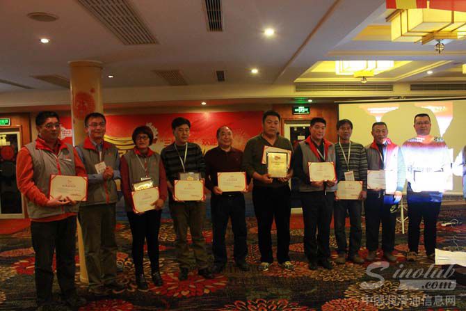 图8：中华2014年优秀经销商颁奖现场—华冠奖