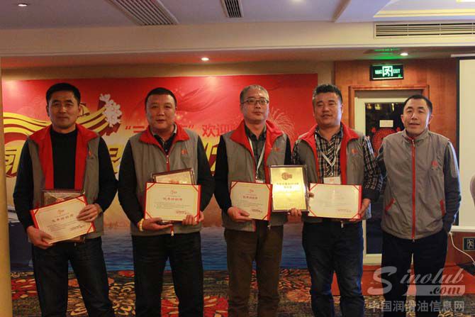 图9：中华重要股东徐曰田先生为华灯奖颁奖