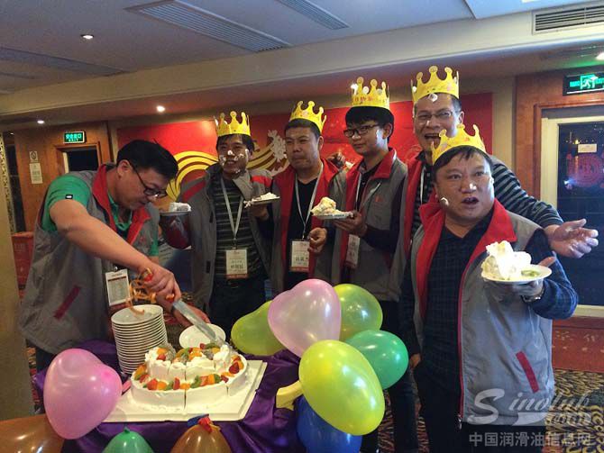 图13：突如其来的惊喜，五位寿星为大家分发蛋糕,晚宴推向高潮