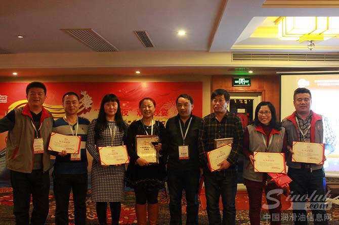 图11：中华运营总监中华实话副总经理田承民为华鼎奖颁奖