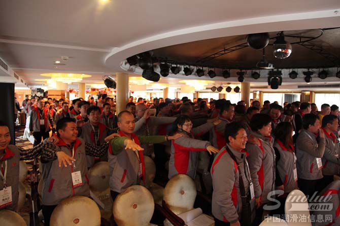 图5:中华大家庭成会亲密相拥,众志成城,齐头并进