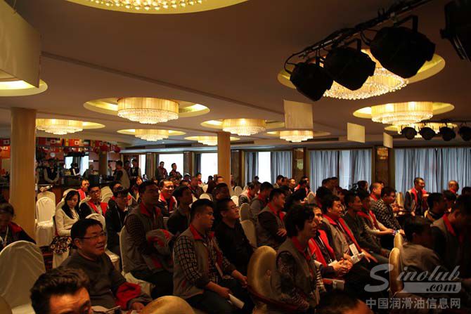 图8:经销商伙伴认真听取会议报告