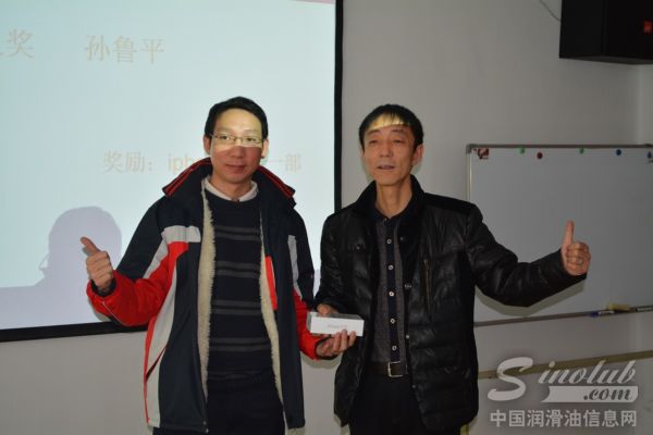 最佳新人孙鲁平与PTT中国区经理Top合影