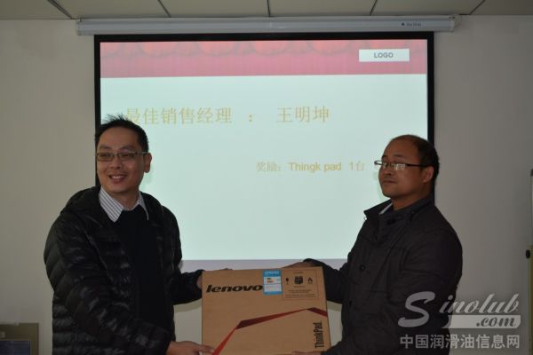 最佳销售经理王明坤与PTT工程师Num合影