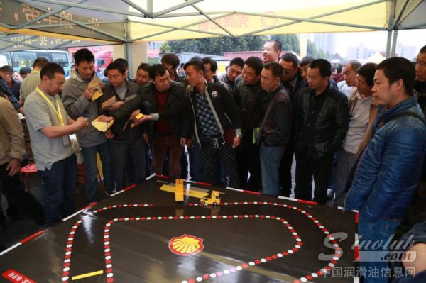 卡车司机现场积极参与游戏互动