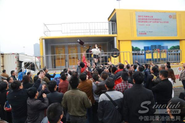 “寻找最劲霸卡车司机”活动现场互动