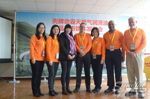 中国润滑油信息网编辑(左三)与壳牌领导团队亲切合照