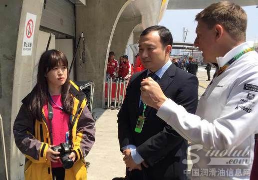 中国润滑油信息网编辑与车队经理进行交流