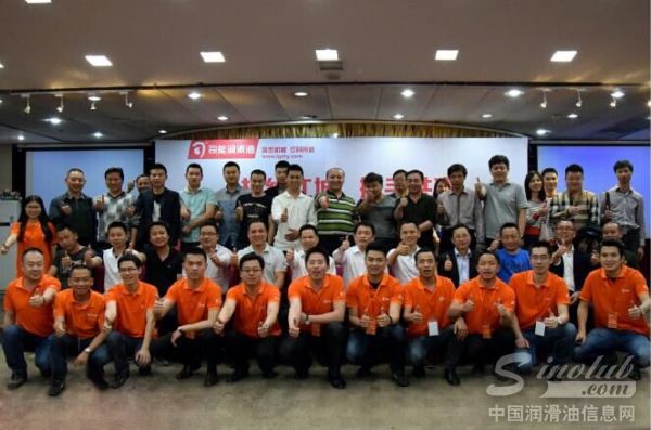 司能全体工作人员和客户合影